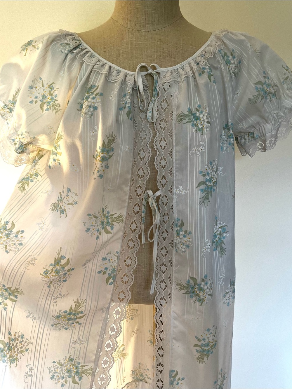 Vintage White Floral Cotton double tie Nightgown robe with Lace Trim - Picture 2 of 8